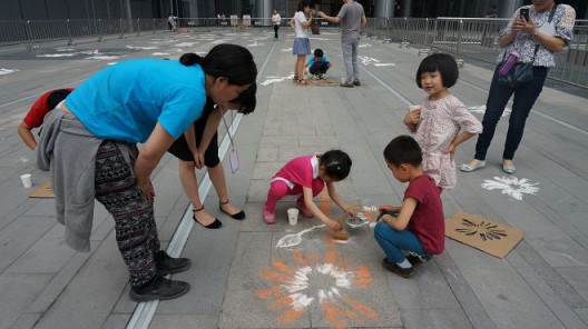  “Wild Flower Field”, site-specific roject, venue: Antiquity Square, Chengdu IFS (Courtesy of LUXELAKES· A4 Art Museum) 《野花田》，展览现场， 成都国际金融中心·古迹广场 (鸣谢：麓湖·A4美术馆提供)